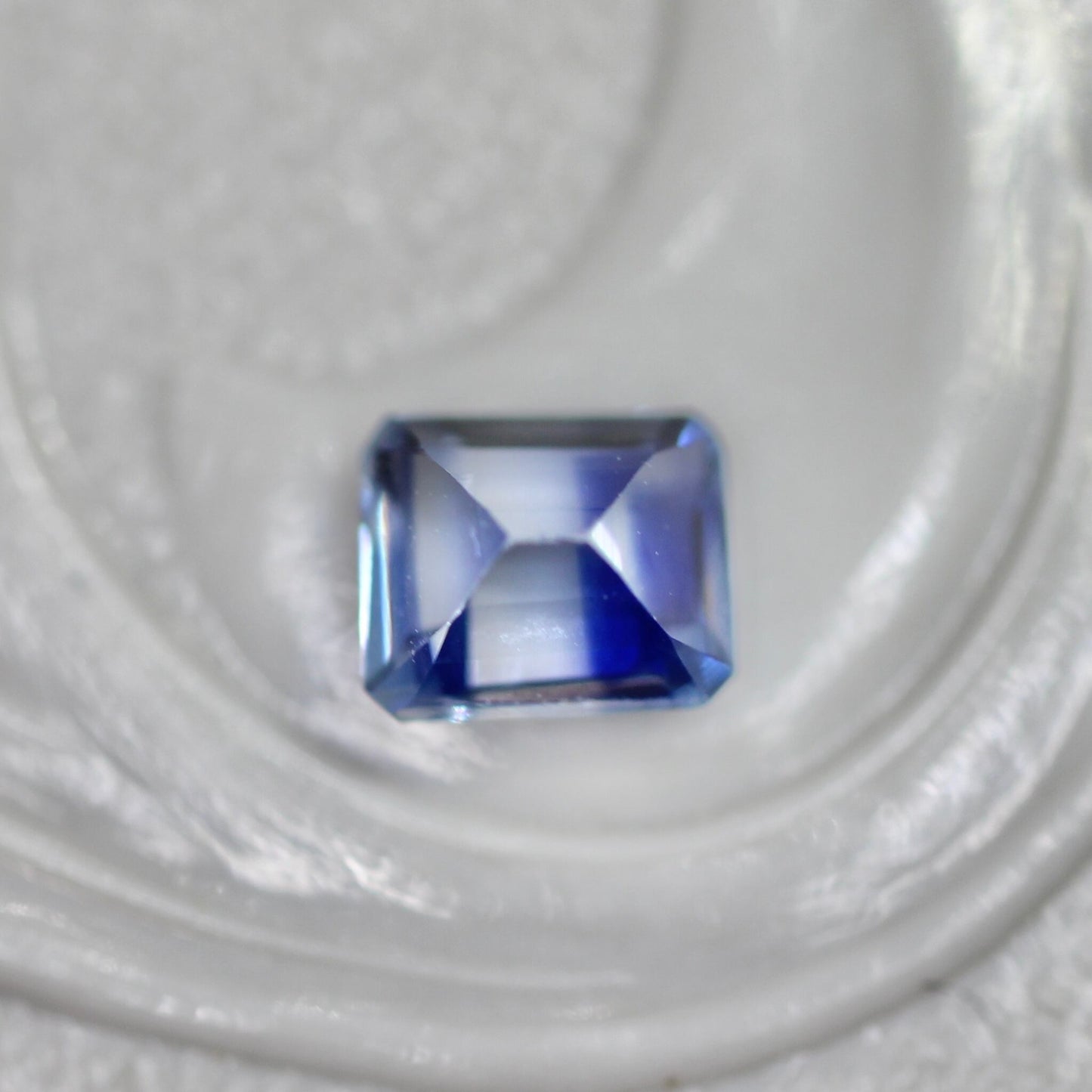 バイカラーサファイア 0.34ct エメラルドカット 4.2mm×3.5mm×2.8mm【MJ2710】