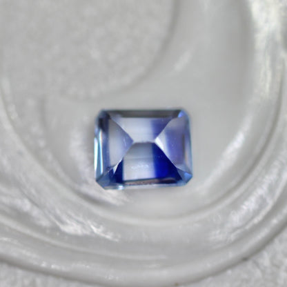 バイカラーサファイア 0.34ct エメラルドカット 4.2mm×3.5mm×2.8mm【MJ2710】
