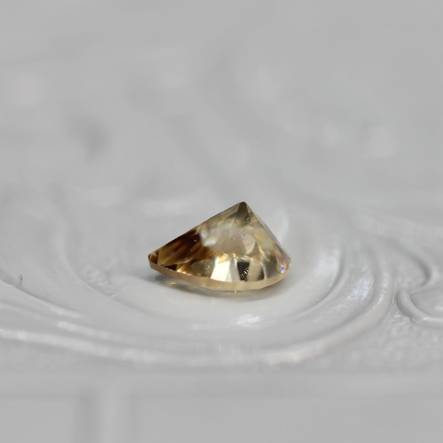 ペアシェイプカット バイカラーキャシテライト 1.05ct 5.6mm×3.9mm×3.3mm【MJ2619】
