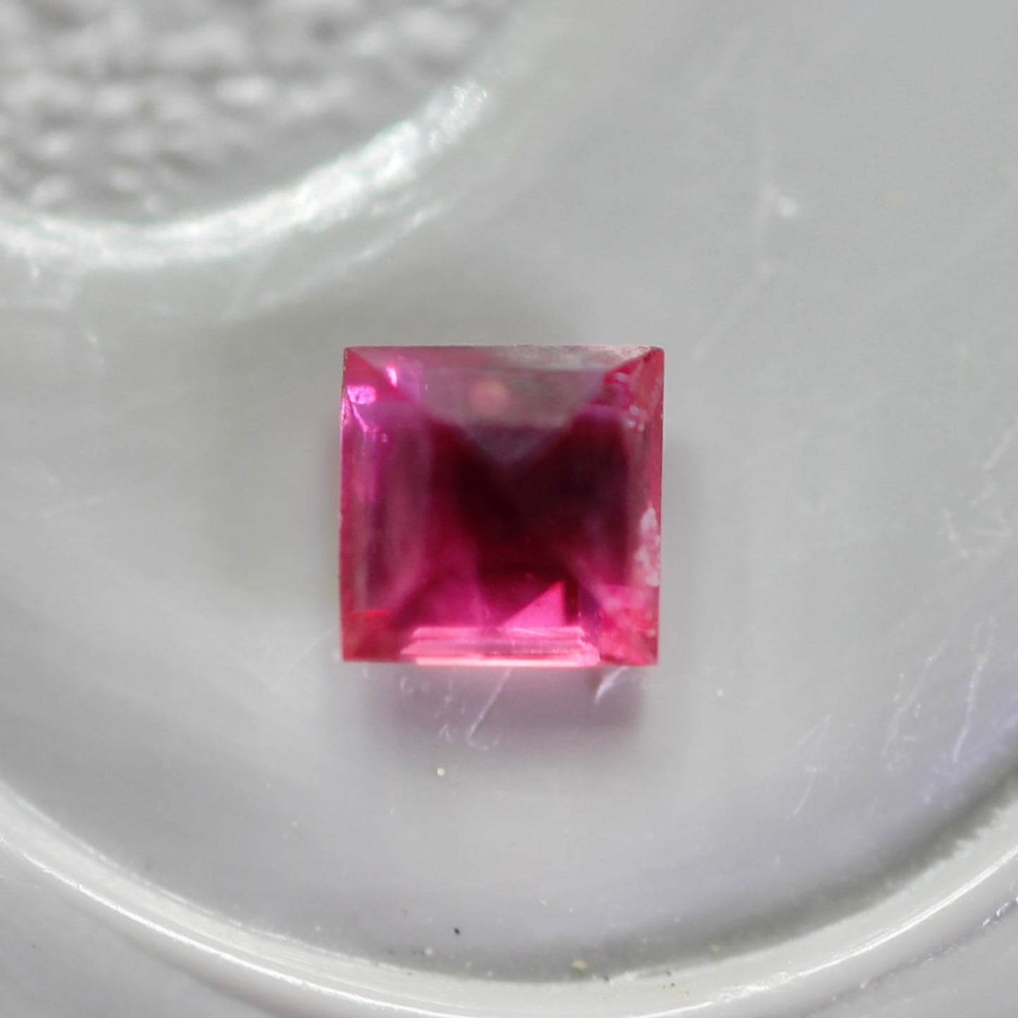 ルビー 0.06ct スクエアカット 2.1mm×2.1mm×1.3mm【MJ2749】