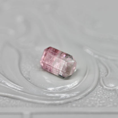 バイカラートルマリン 0.80ct エメラルドカット 6.2mm×4.2mm×3.7mm【MJ2669】