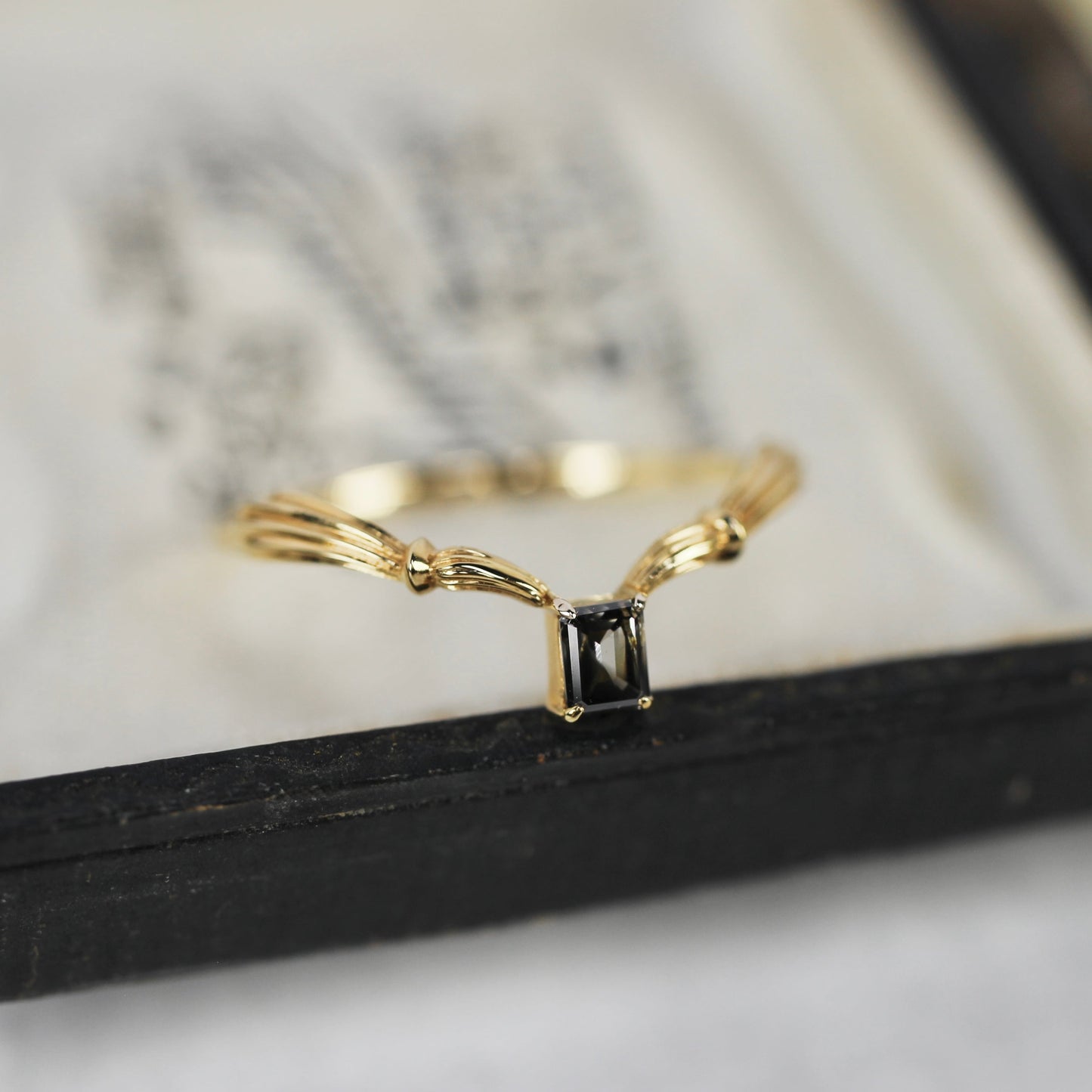 ナチュラルダイヤモンド 0.14ct K10YG エメラルドカット 4本爪(プレーン)×アンティークVアーム【MJ2843】