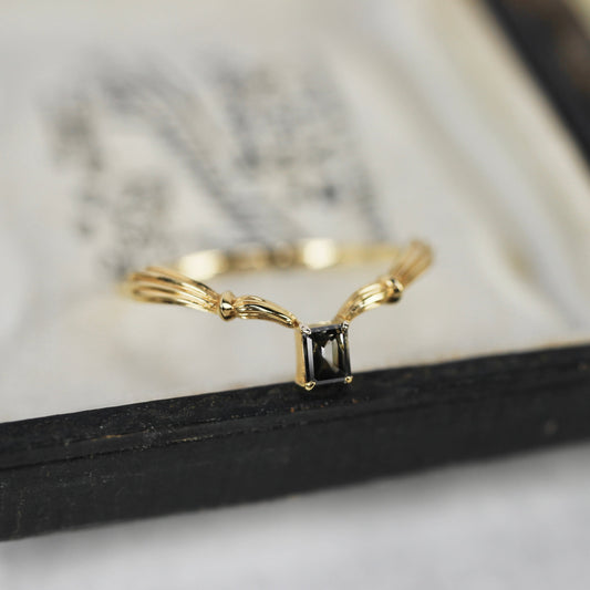 ナチュラルダイヤモンド 0.14ct K10YG エメラルドカット 4本爪(プレーン)×アンティークVアーム【MJ2843】