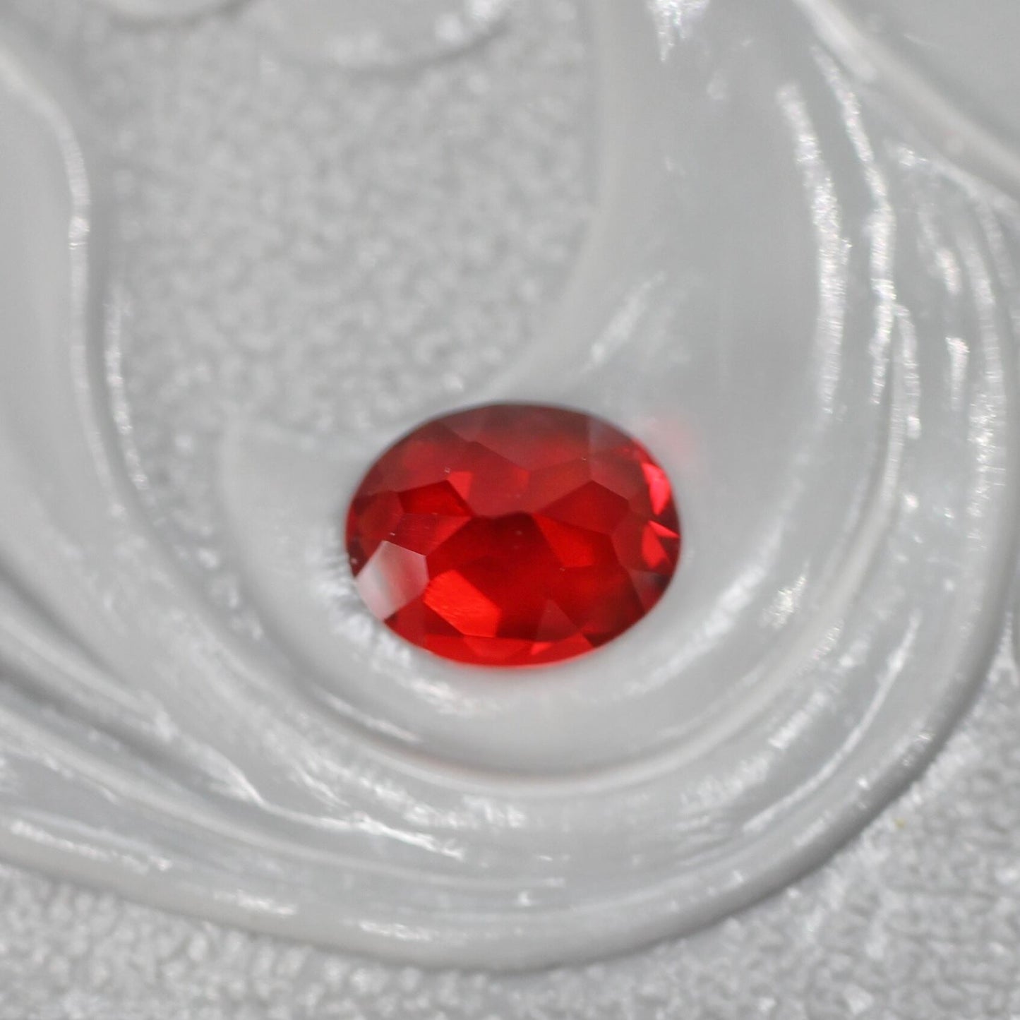 レッドラブラドライト 0.32ct オーバルカット 5.2mm×4.2mm×3.0mm【MJ2698】