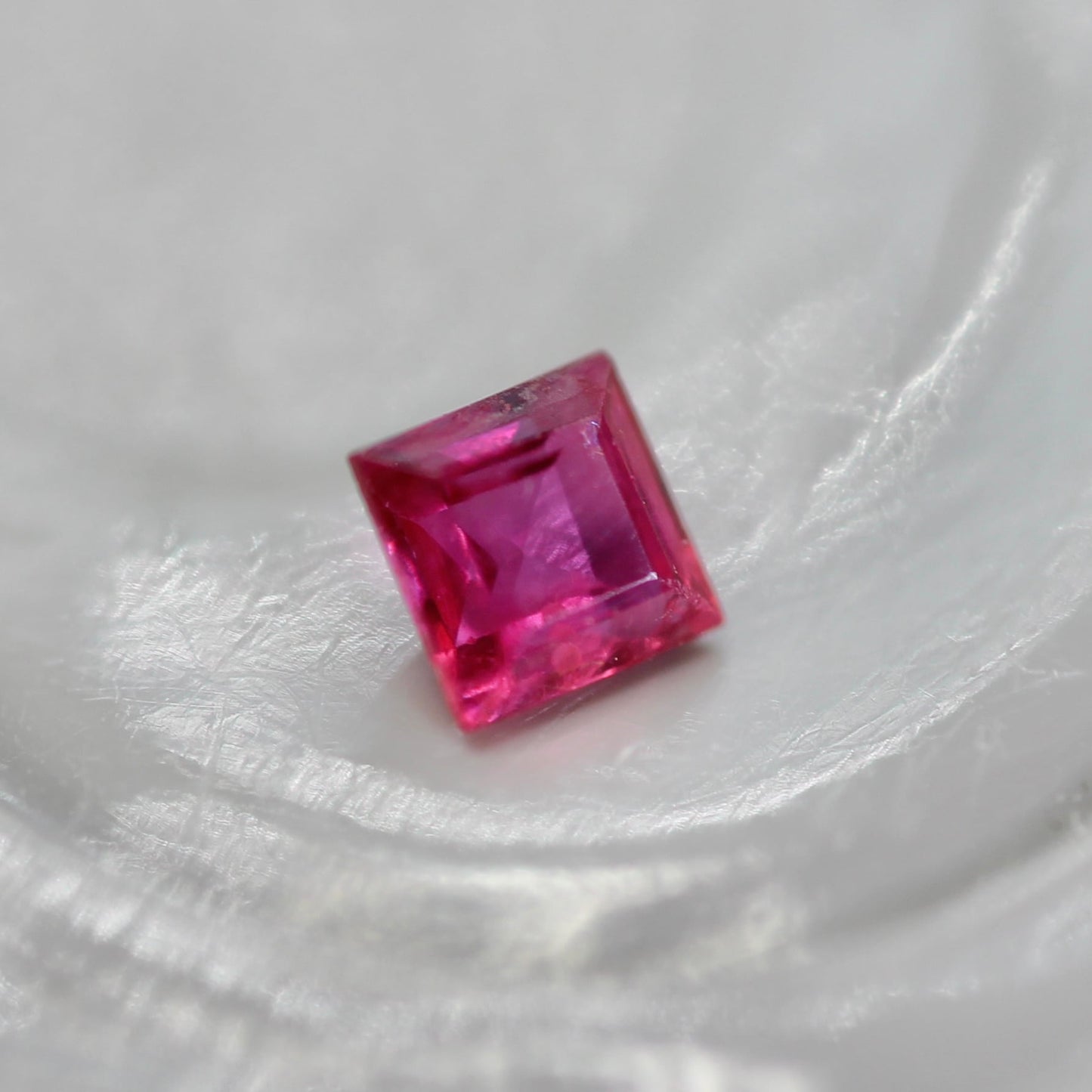 ルビー 0.06ct スクエアカット 2.1mm×2.1mm×1.3mm【MJ2749】