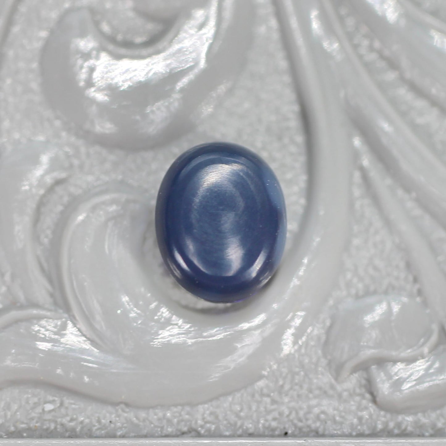 ブラックオパール 0.58ct オーバルカボションカット 6.2mm×5.1mm×2.9mm【MJ2647】