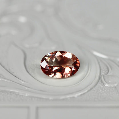 オーバルカット バイカラーラブラドライト 0.64ct 6.7mm×4.6mm-2.6mm 【MJ2512】