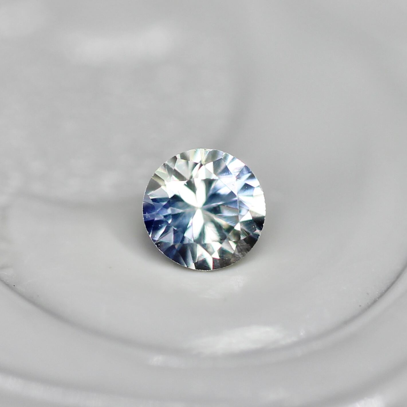 バイカラーサファイア 0.10ct ラウンドカット  2.9mm×2.9mm×2.0mm【MJ2553】