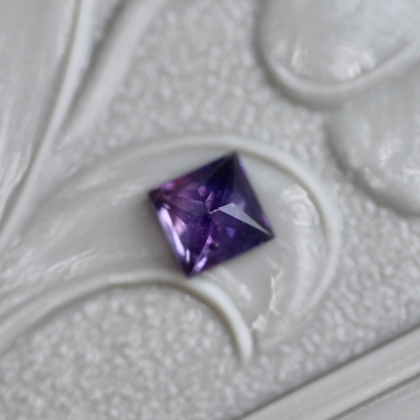 バイカラーサファイア 0.19ct 3mm×3mm 【MJ2419】