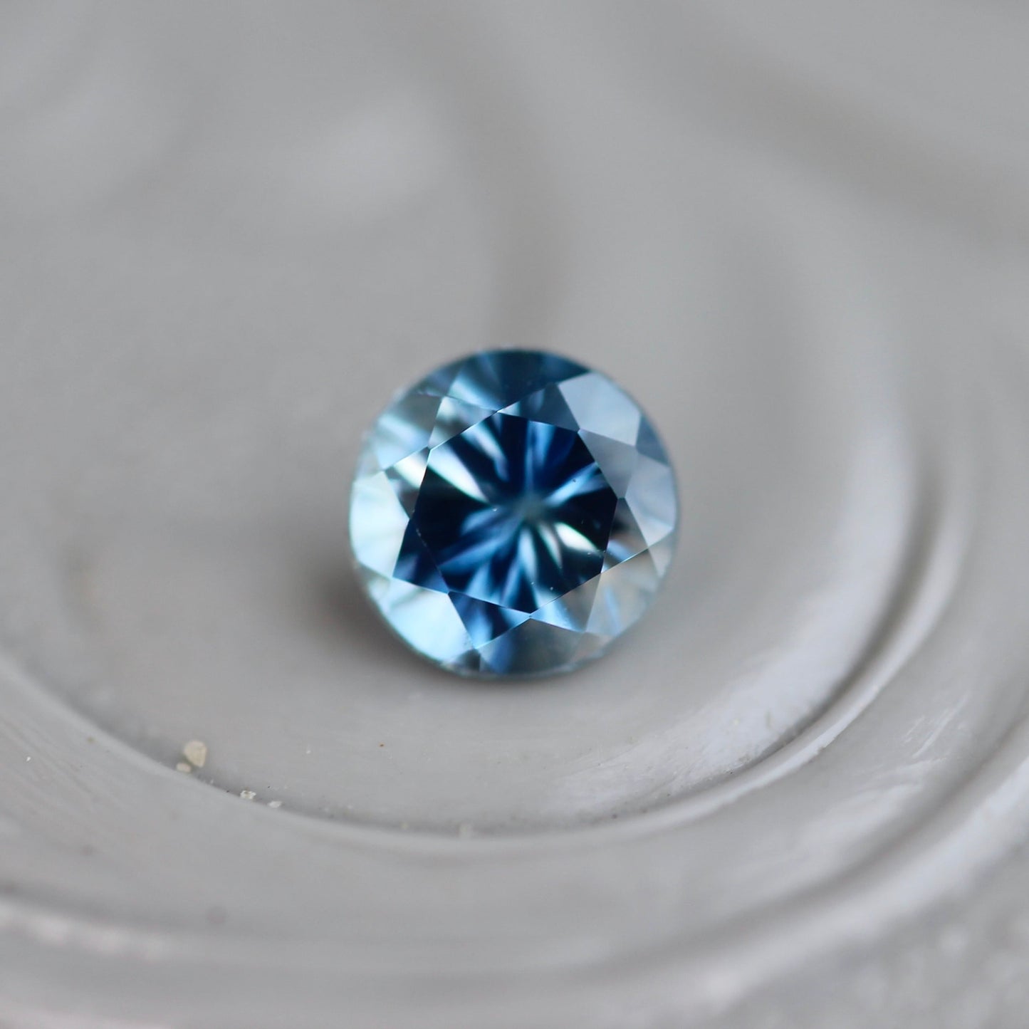 モンタナサファイア 0.27ct 3.7mm アメリカ・モンタナ州産 蘭 【MJ2425】