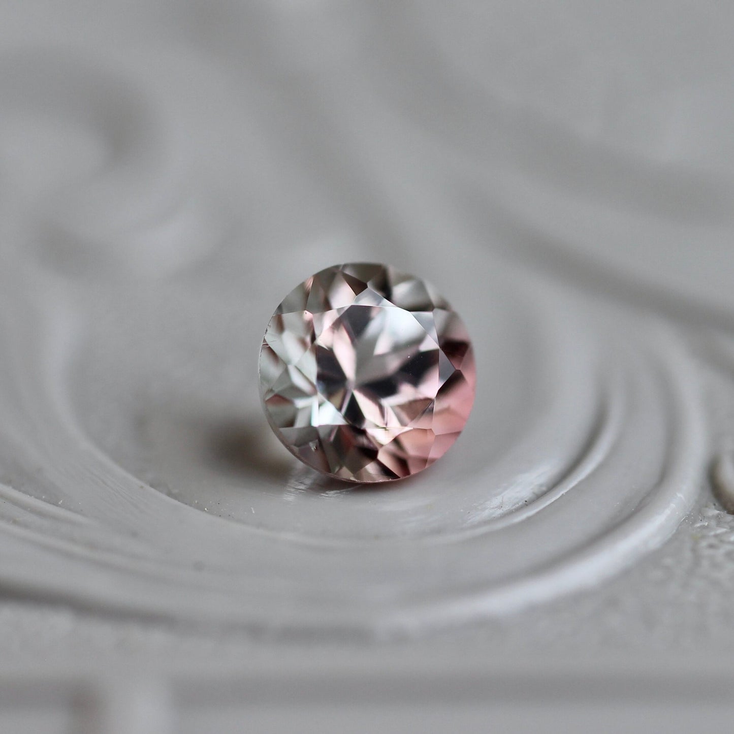 バイカラートルマリン 0.46ct 4.8mm 【MJ2422】