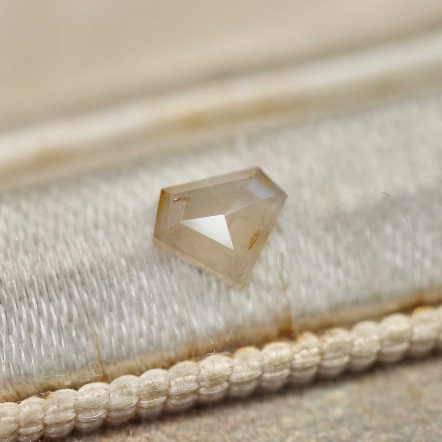 ダイヤカット ナチュラルダイヤモンド 0.25ct 3.6mm×4.4mm-1.4mm 【MJ2489】