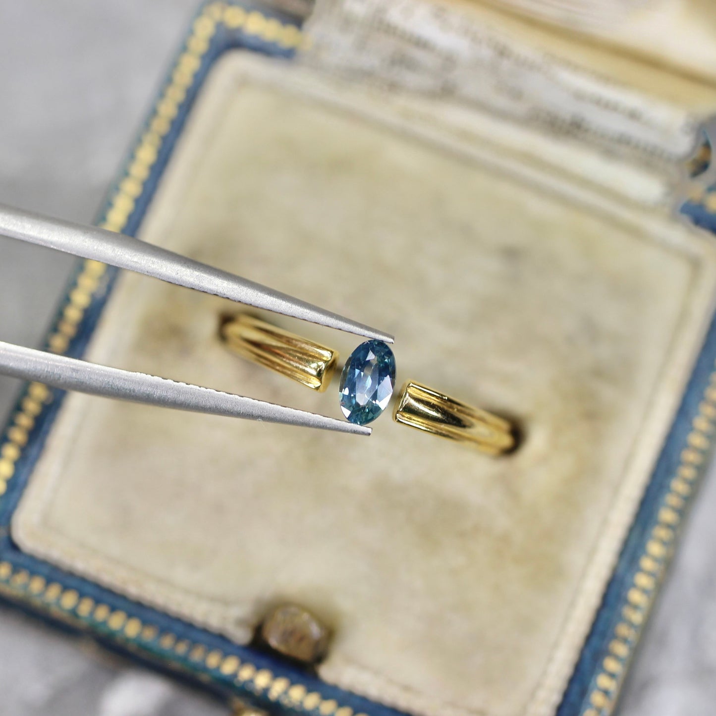 モンタナサファイア 0.26ct オーバルカット  4.8mm×3.0mm×2.1mm【MJ2731】