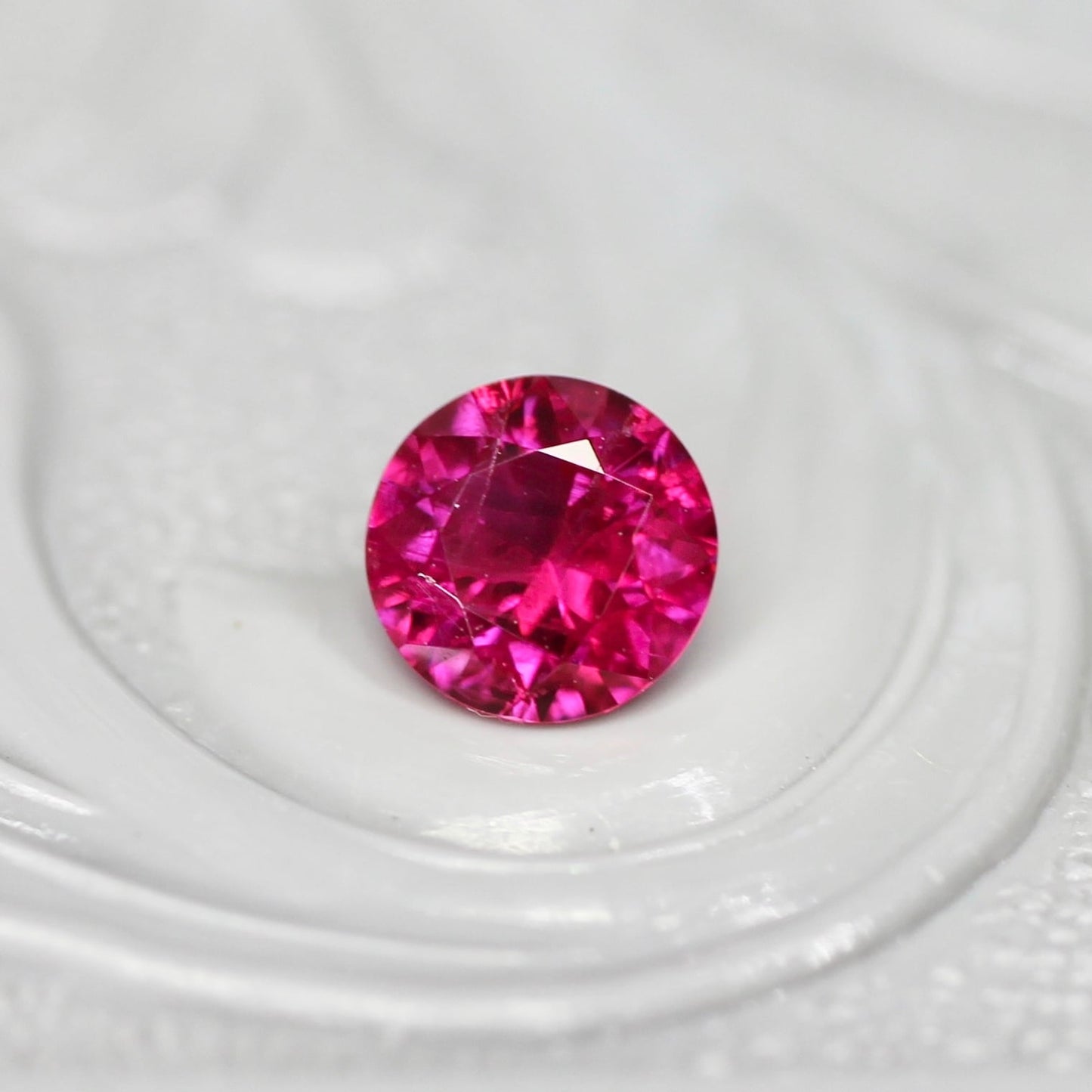 ルビー 0.41ct ラウンドカット  4.2mm×4.2mm×2.1mm【MJ2729】