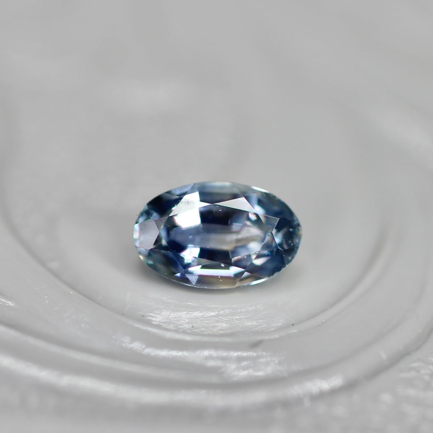 モンタナサファイア 0.32ct オーバルカット  4.7mm×2.9mm×2.0mm【MJ2732】