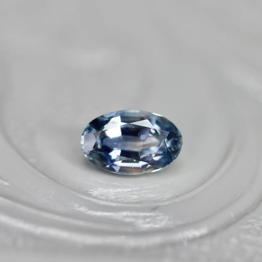 モンタナサファイア 0.32ct オーバルカット  4.7mm×2.9mm×2.0mm【MJ2732】