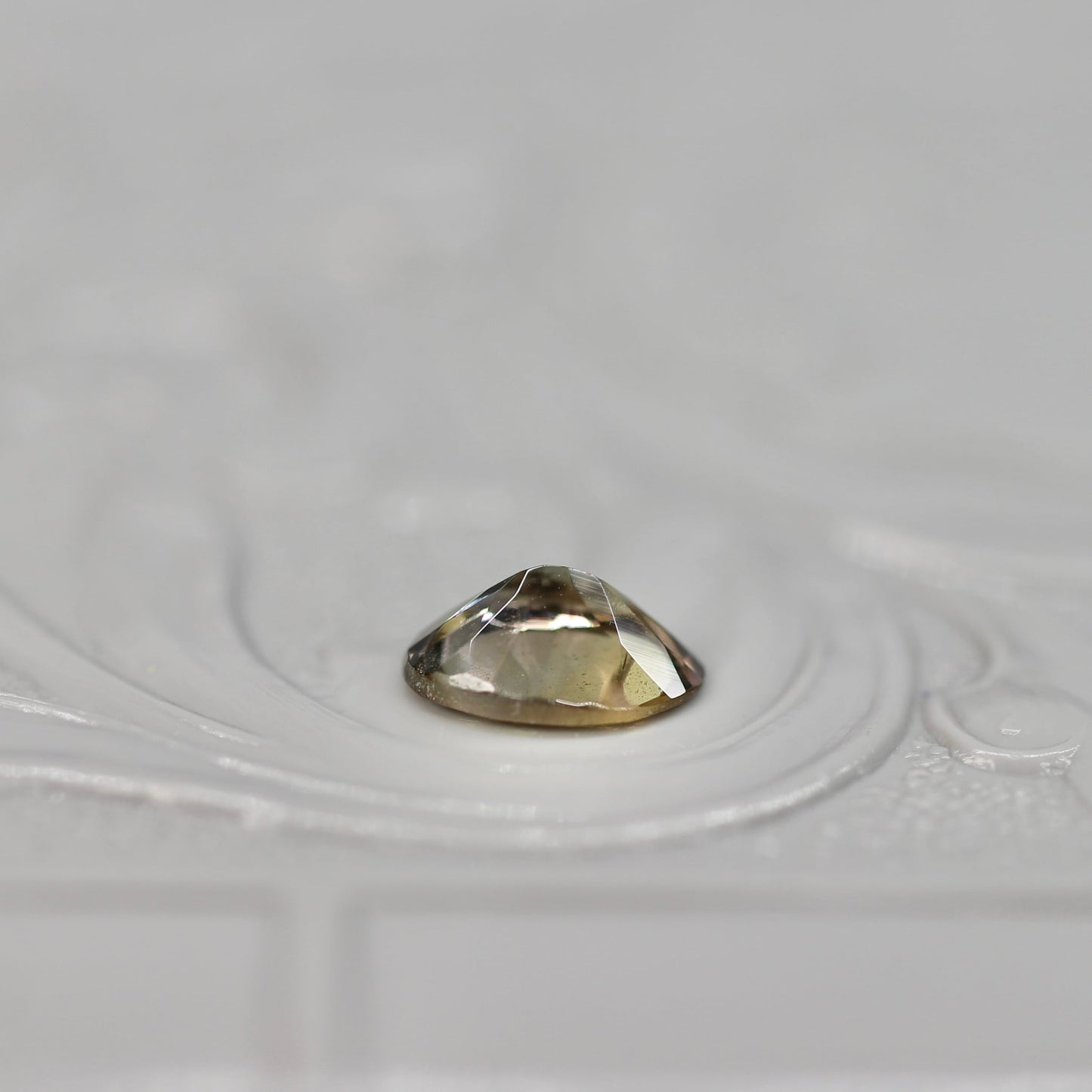 オーバルカット バイカラーゾイサイト 0.42ct  5.7mm×3.7mm×2.3mm 【MJ2531】