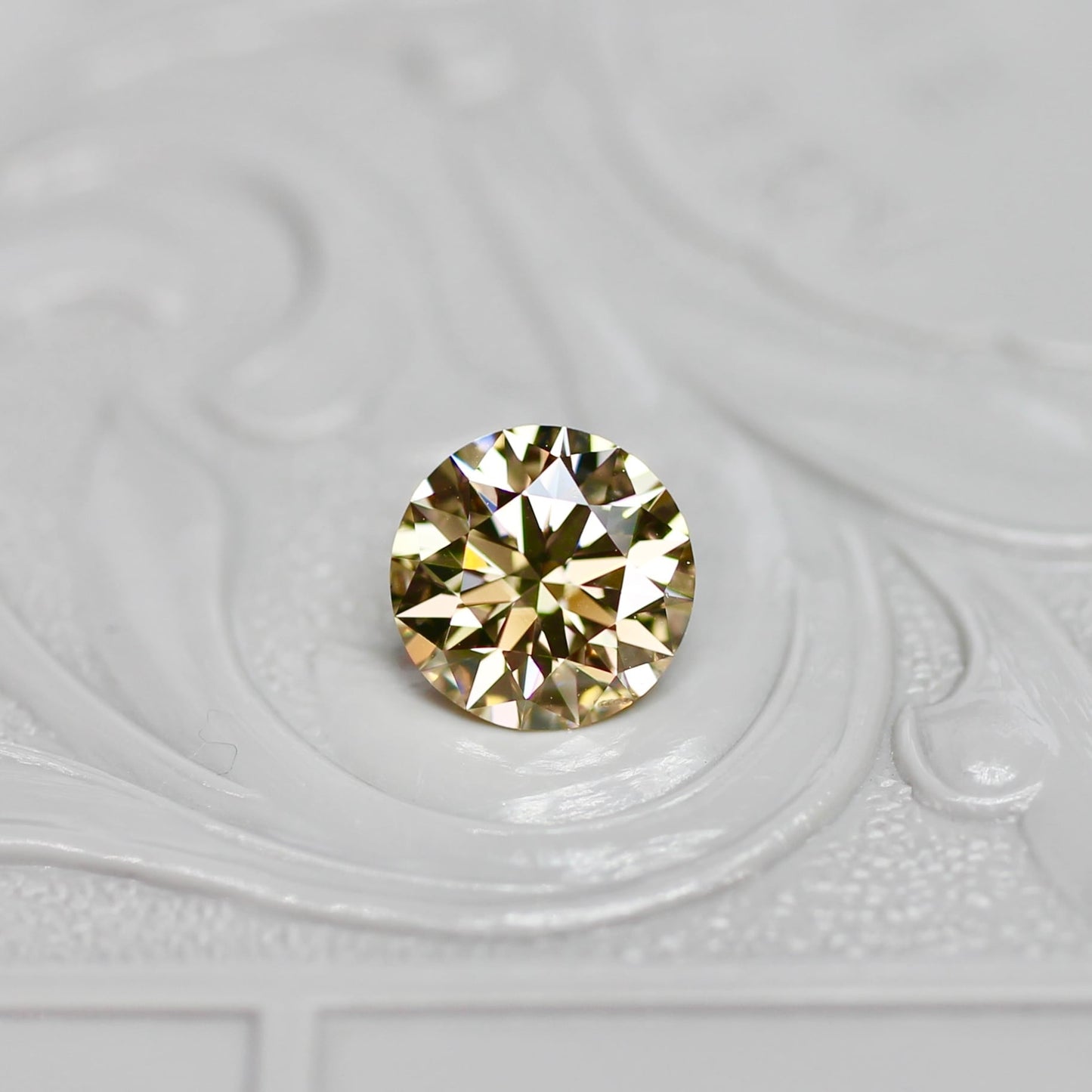 シャンパンブラウンダイヤモンド 0.895ct  VS-2  Excellent ラウンドブリリアントカット【MJ2678】
