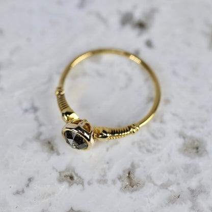 ソルトアンドペッパーダイヤモンド 0.6ct K10YG ラウンドローズカット フクリン(透かし)×ヘリンボーンアーム【MJ2842】