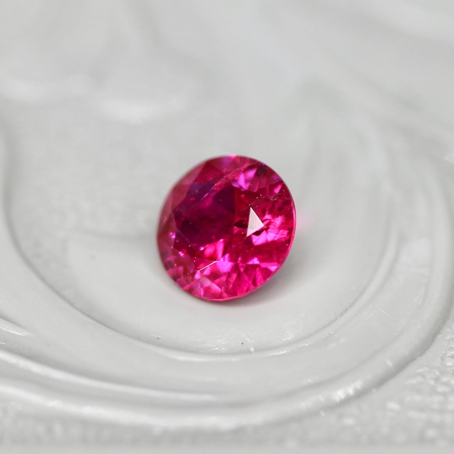 ルビー 0.41ct ラウンドカット  4.2mm×4.2mm×2.1mm【MJ2729】