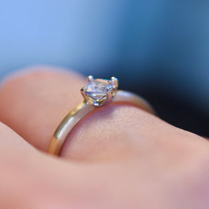 シルキーホワイトサファイア 0.3ct プリンセスカット K10WG×K10YG 4本爪(立て爪)×テーパーアーム(マット)【MJ2845】