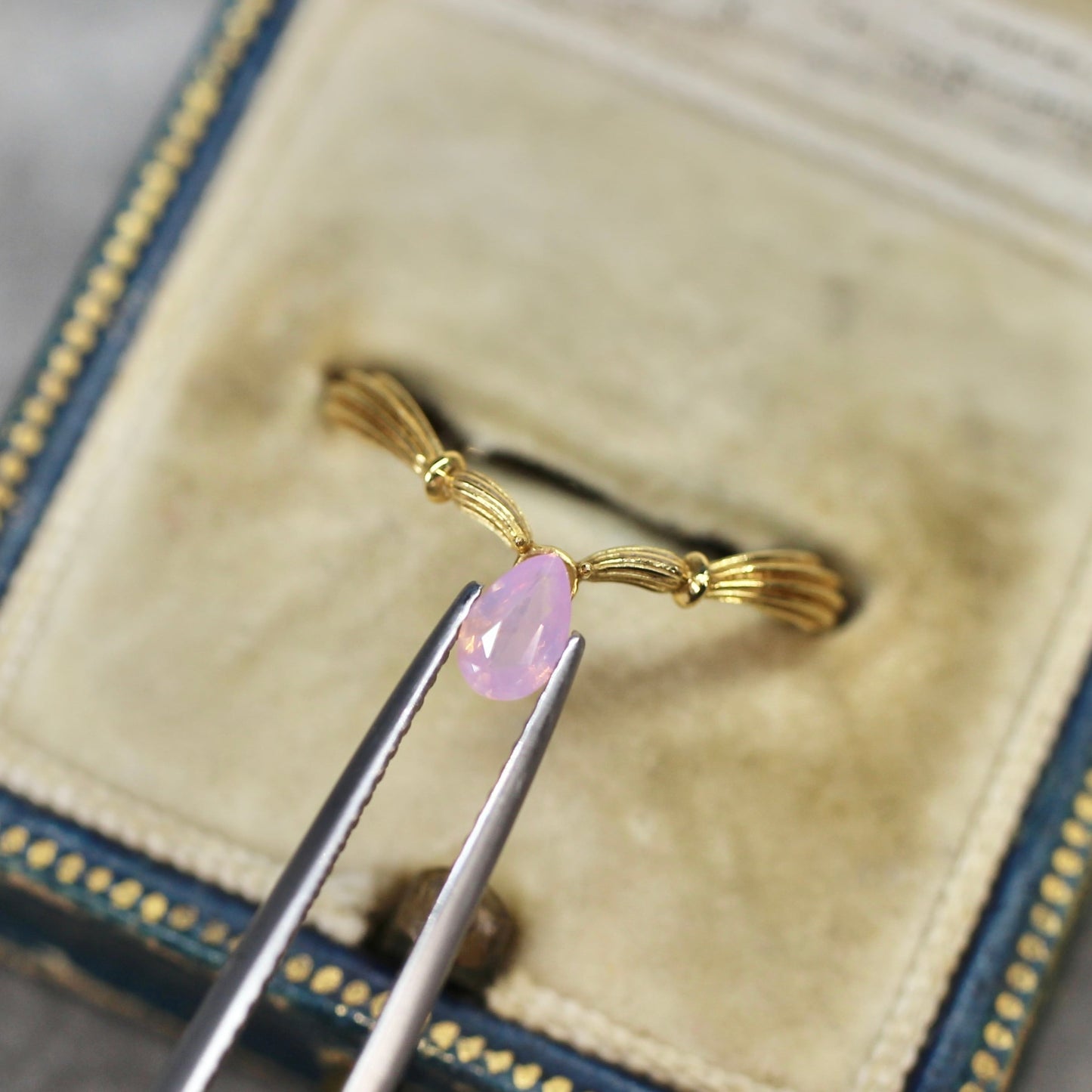 ペアシェイプカット シルキーパープルピンクサファイア　0.26ct  4.7mm×2.9mm×1.7mm 【MJ2522】