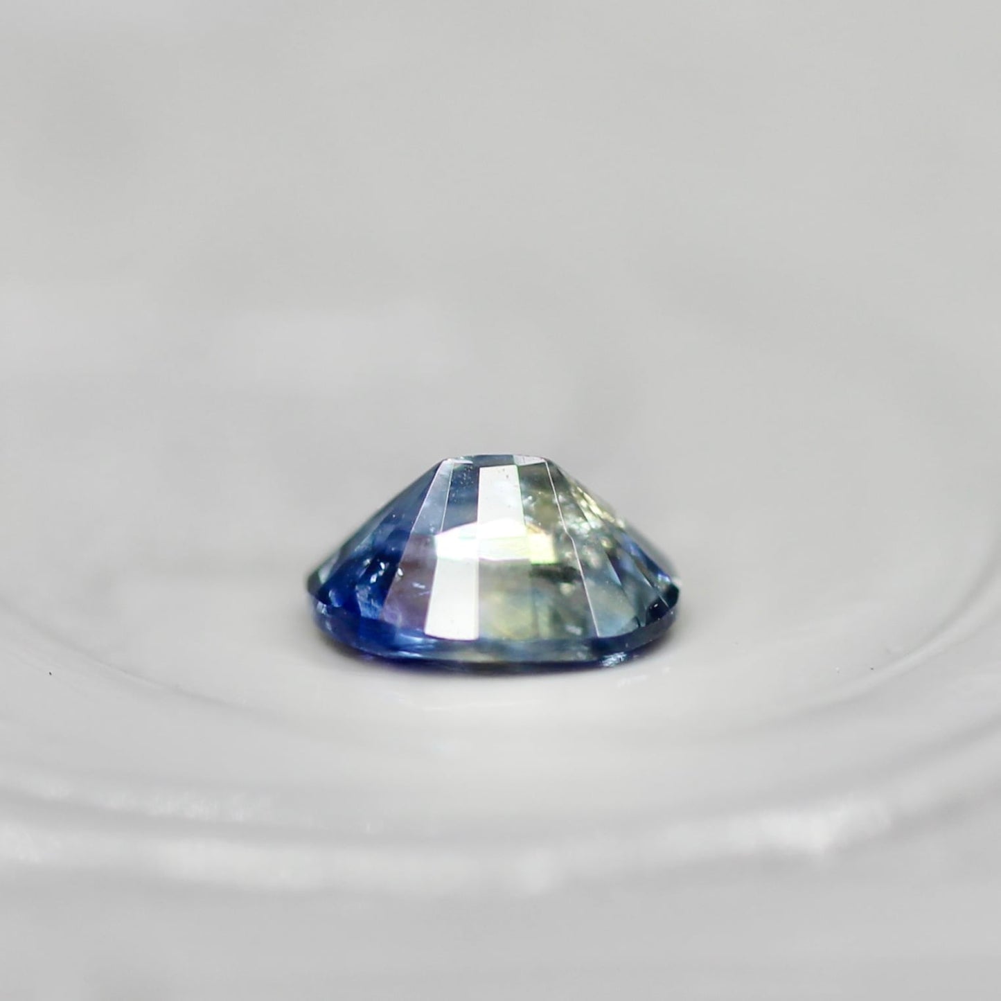 バイカラーサファイア 0.19ct オーバルカット 4.1mm×2.1mm×3.1mm【MJ2557】