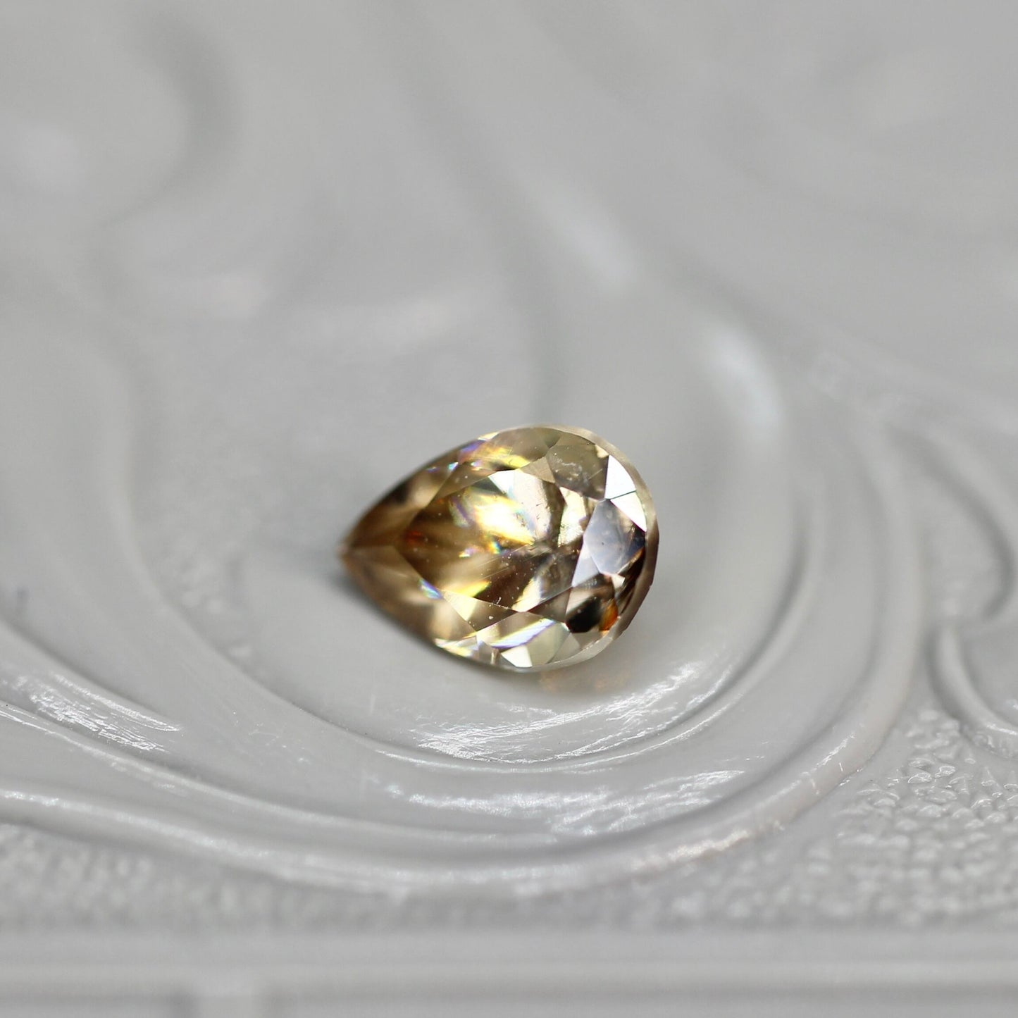ペアシェイプカット バイカラーキャシテライト 1.05ct 5.6mm×3.9mm×3.3mm【MJ2619】