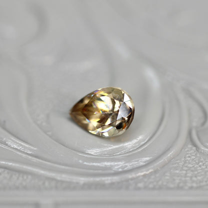 ペアシェイプカット バイカラーキャシテライト 1.05ct 5.6mm×3.9mm×3.3mm【MJ2619】