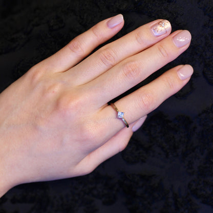 シルキーホワイトサファイア 0.3ct プリンセスカット K10WG×K10YG 4本爪(立て爪)×テーパーアーム(マット)【MJ2845】