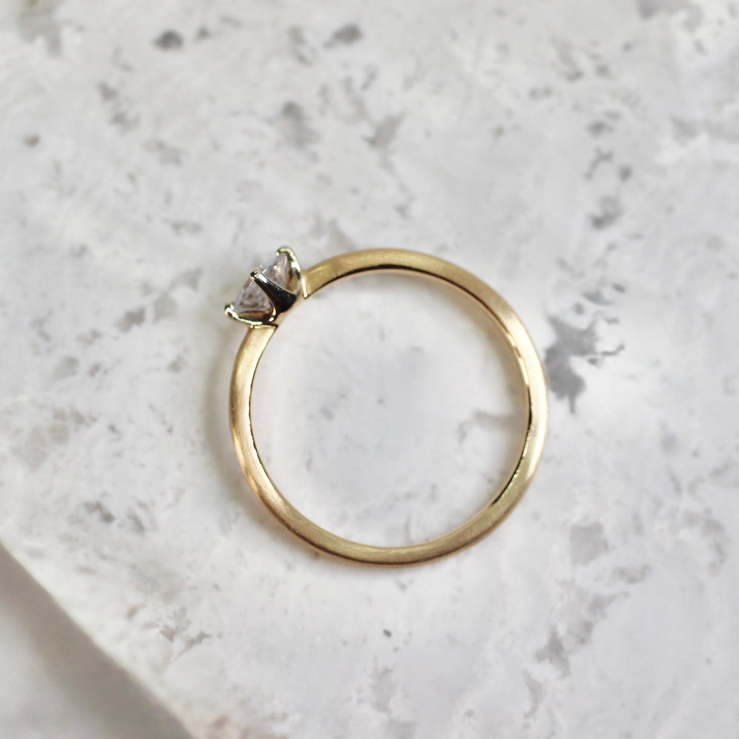 シルキーホワイトサファイア 0.3ct プリンセスカット K10WG×K10YG 4本爪(立て爪)×テーパーアーム(マット)【MJ2845】