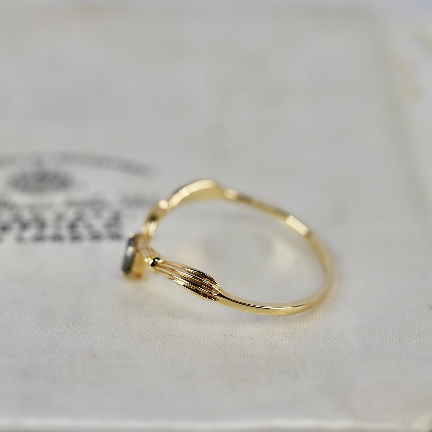 ナチュラルダイヤモンド 0.14ct K10YG エメラルドカット 4本爪(プレーン)×アンティークVアーム【MJ2843】