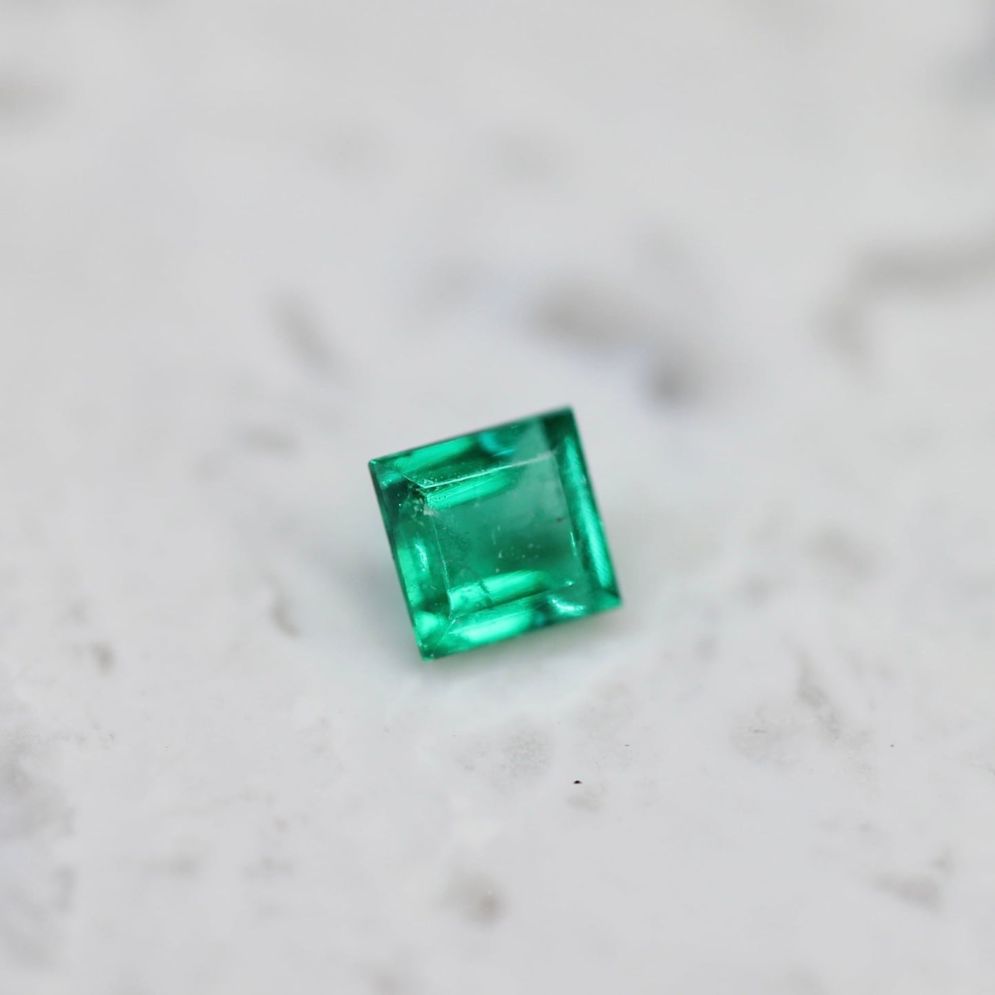 エメラルド 0.13ct スクエアカット 3.0mm×3.0mm×2.2mm【MJ2674】