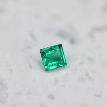 エメラルド 0.13ct スクエアカット 3.0mm×3.0mm×2.2mm【MJ2674】