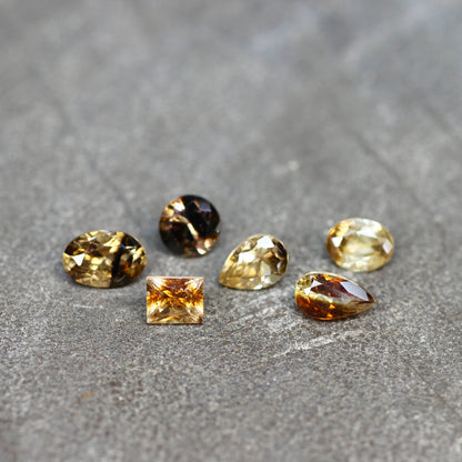 スクエアカット バイカラーキャシテライト 0.85ct 4.1mm×3.6mm×2.2mm【MJ2616】