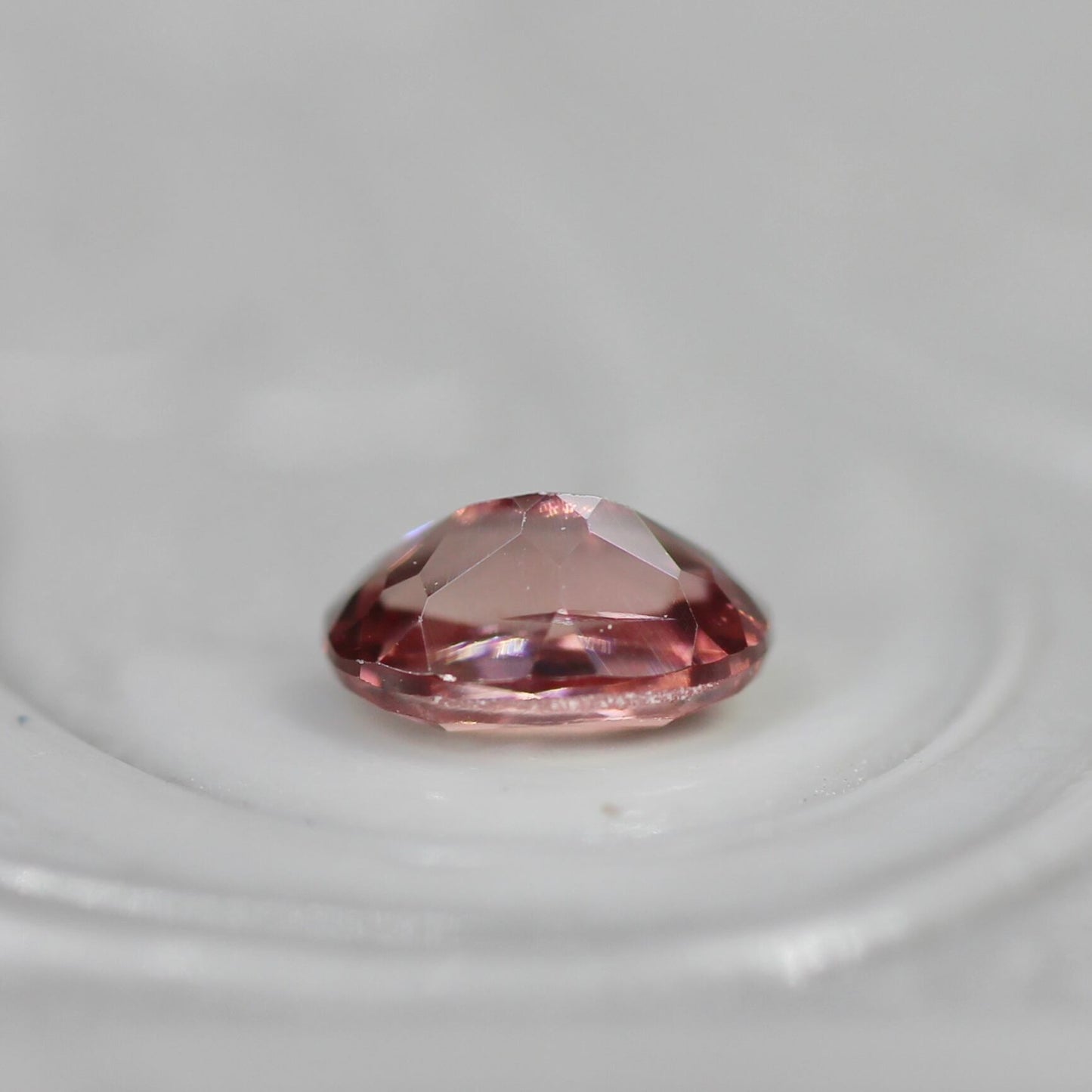 ピンクジルコン 0.43ct オーバルカット 5.1mm×3.5mm×2.7mm【MJ2704】