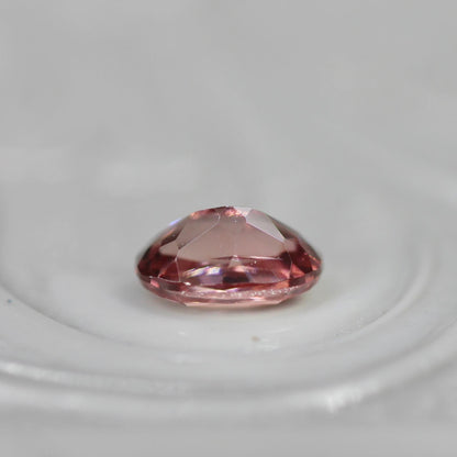 ピンクジルコン 0.43ct オーバルカット 5.1mm×3.5mm×2.7mm【MJ2704】