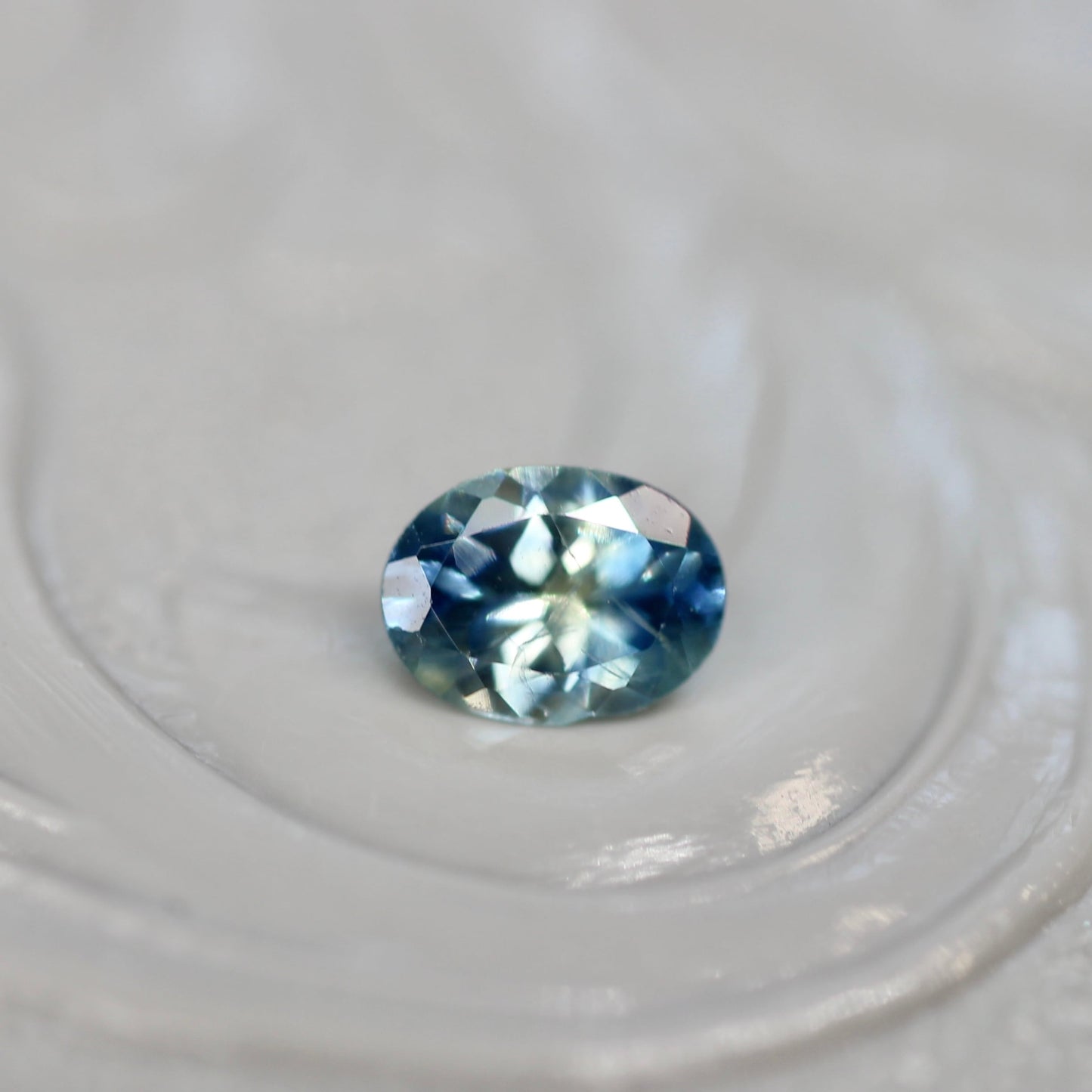 モンタナサファイア 0.19ct オーバルカット 3.7mm×2.6mm×1.7mm  【MJ2637】