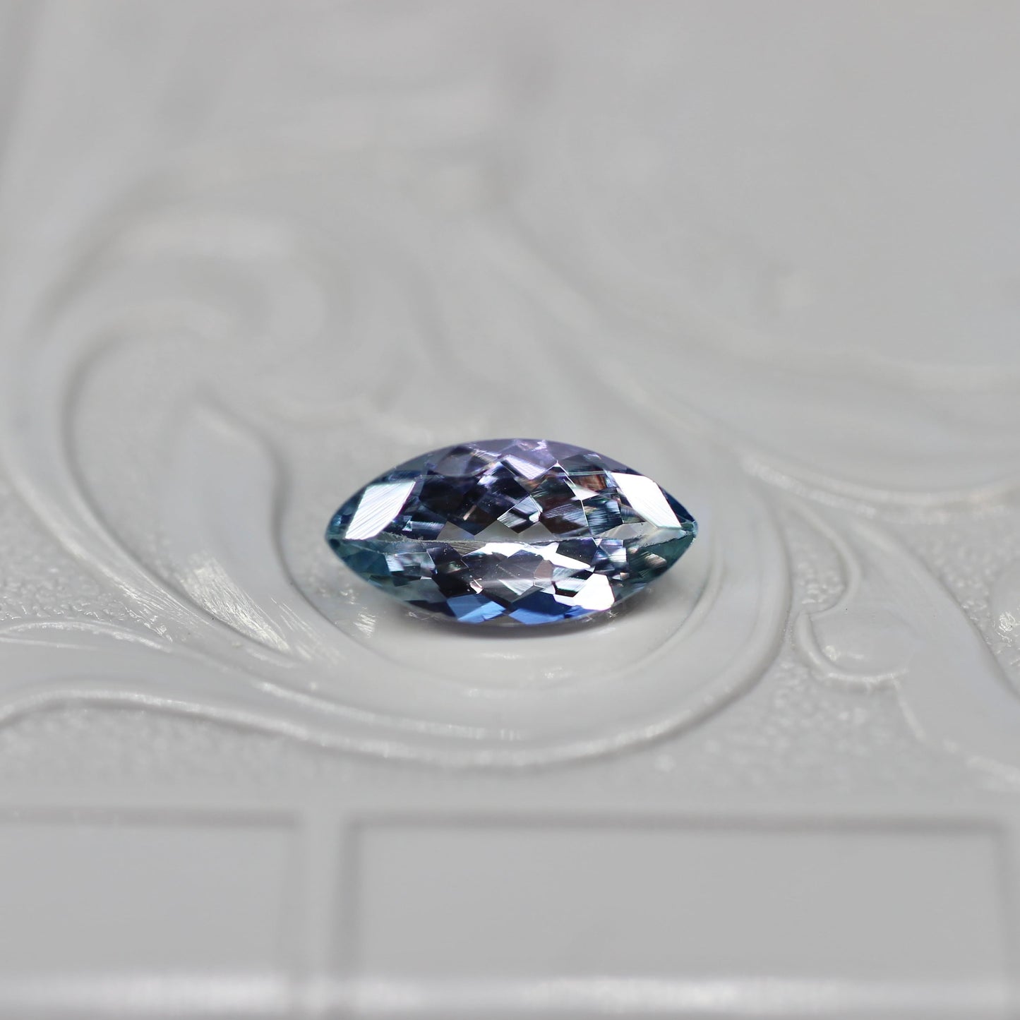 バイカラーゾイサイト 1.10ct マーキスカット 5.1mm×9.9mm×3.4mm【MJ2594】