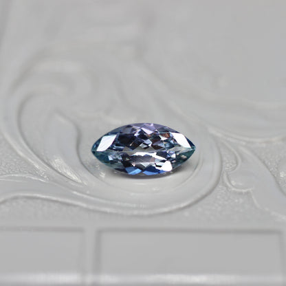 バイカラーゾイサイト 1.10ct マーキスカット 5.1mm×9.9mm×3.4mm【MJ2594】