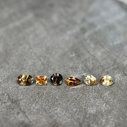 スクエアカット バイカラーキャシテライト 0.85ct 4.1mm×3.6mm×2.2mm【MJ2616】