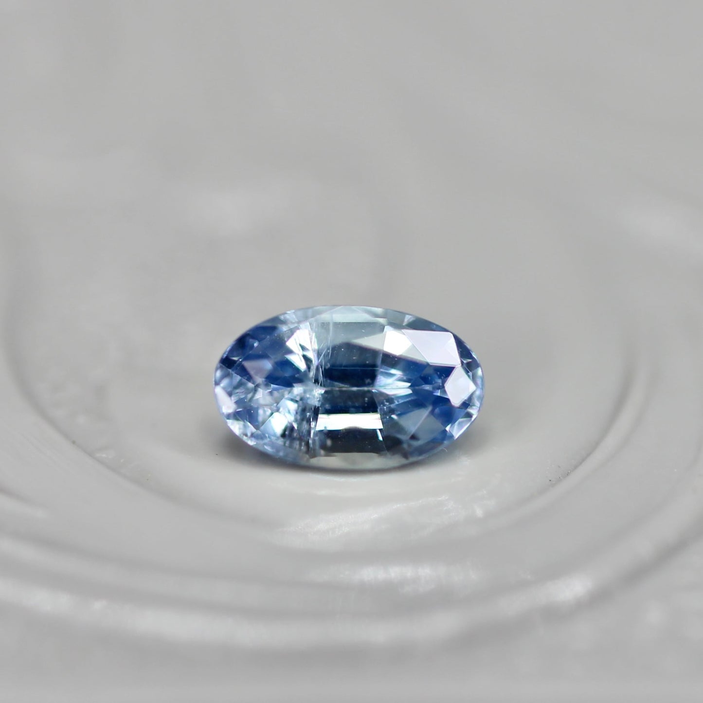 モンタナサファイア 0.27ct オーバルカット  4.9mm×2.9mm×2.2mm【MJ2734】