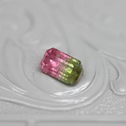 バイカラートルマリン 0.80ct エメラルドカット 7.2mm×4.2mm×3.2mm【MJ2656】