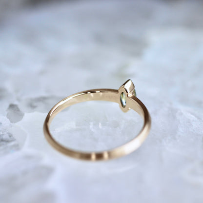 バイカラーサファイア 0.24ct マーキスカット K10YG リング 【MJ2454】