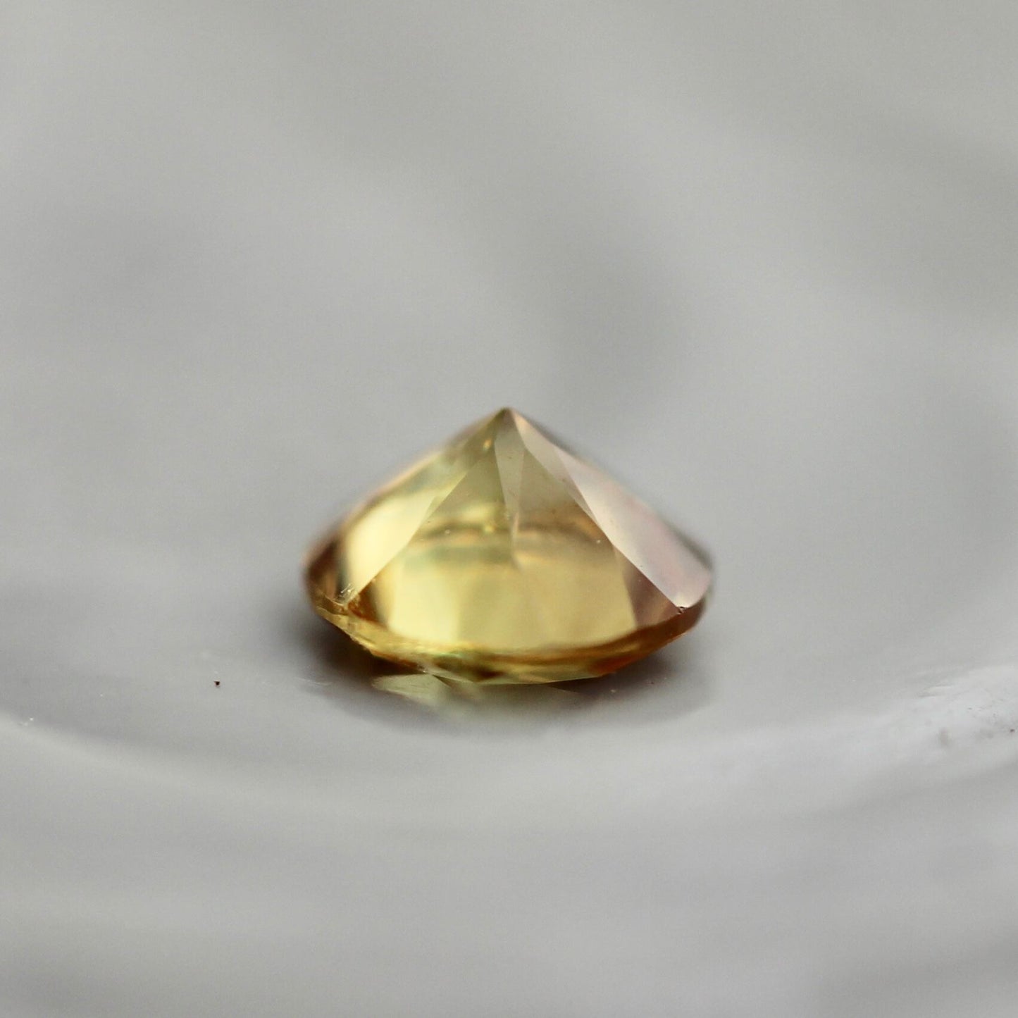 スフェーン 0.11ct 3mm 【MJ2429】