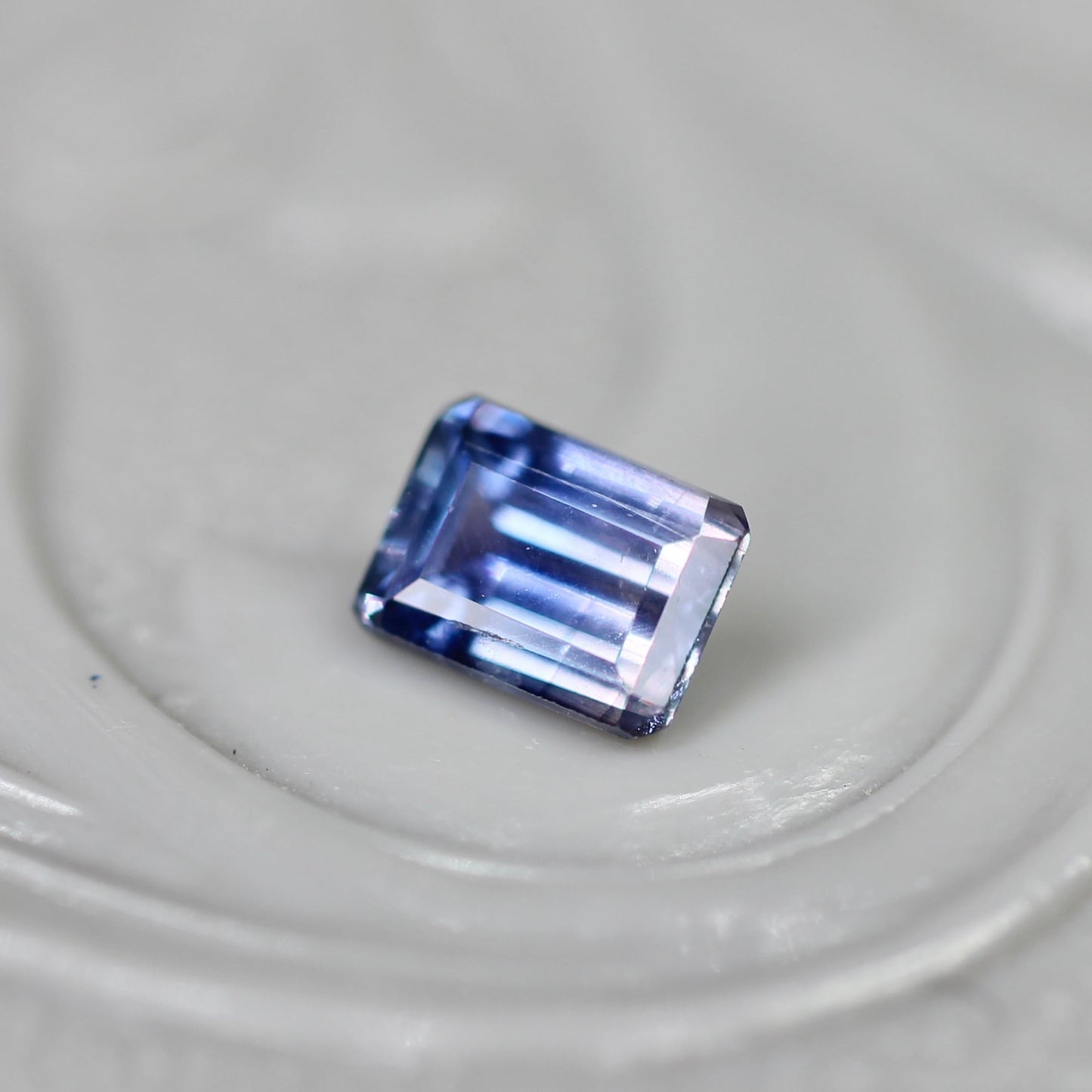 バイカラーサファイア 0.27ct エメラルドカット 4.2mm×3.1mm×2.2mm【MJ2711】