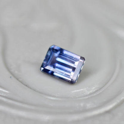 バイカラーサファイア 0.27ct エメラルドカット 4.2mm×3.1mm×2.2mm【MJ2711】
