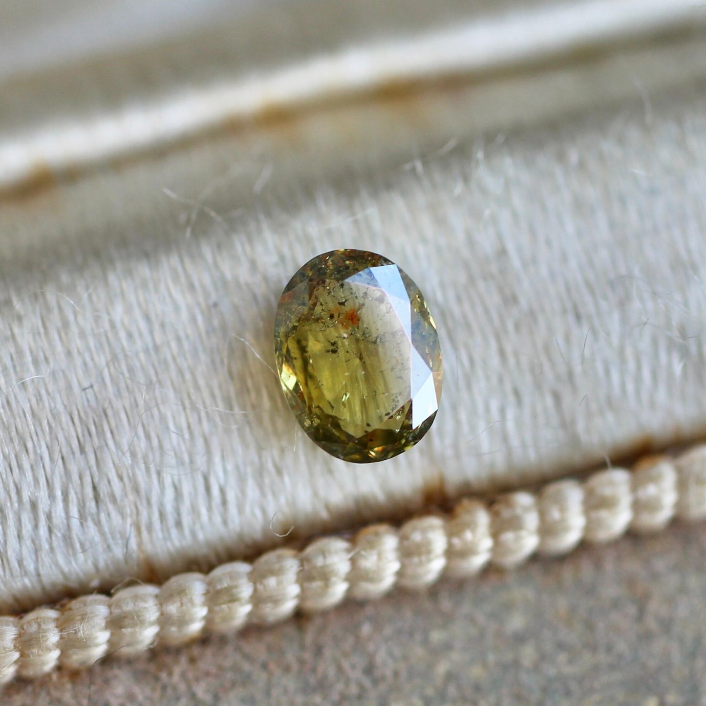 オーバルローズカット オリーブグリーンダイヤモンド 0.23ct 4.4mm×3.3mm-1.5mm 【MJ2472】