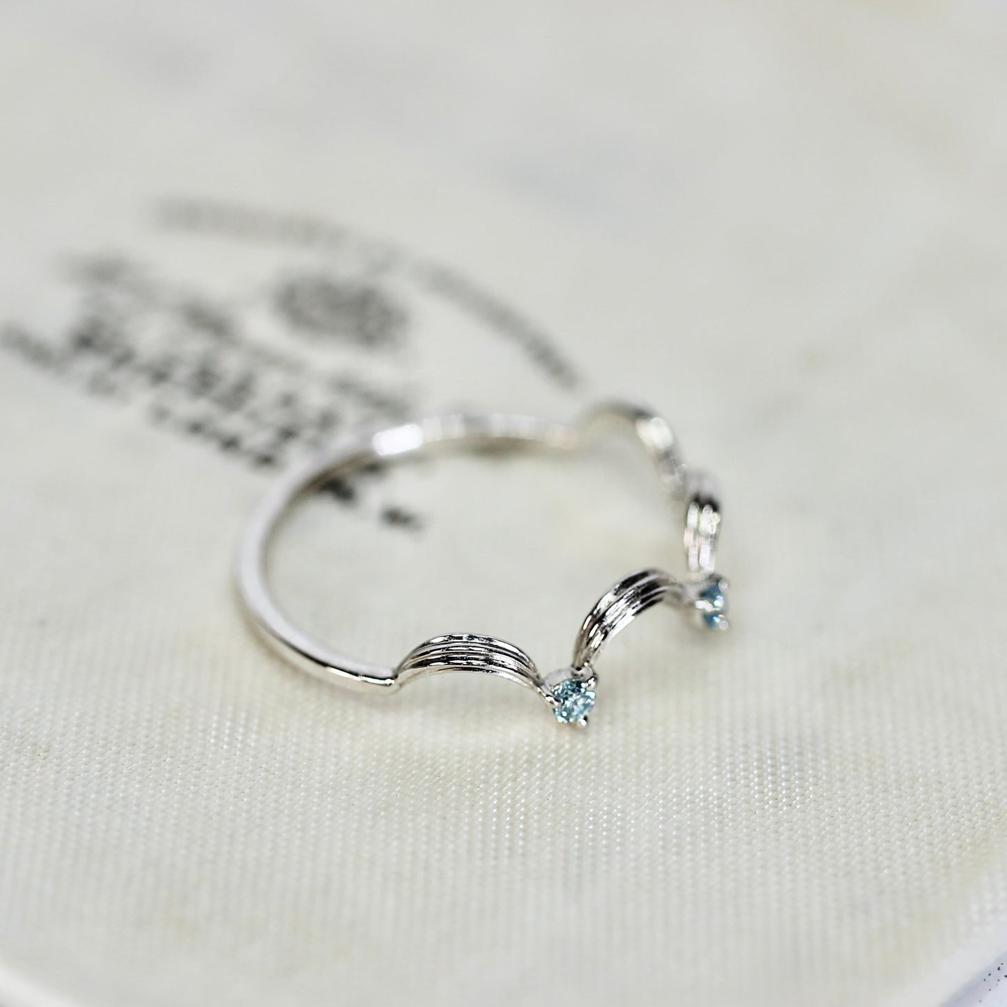 アイスブルーダイヤモンド 計0.06ct ラウンドブリリアントカット Pt900 3本爪×クラウンアーム【MJ2844】