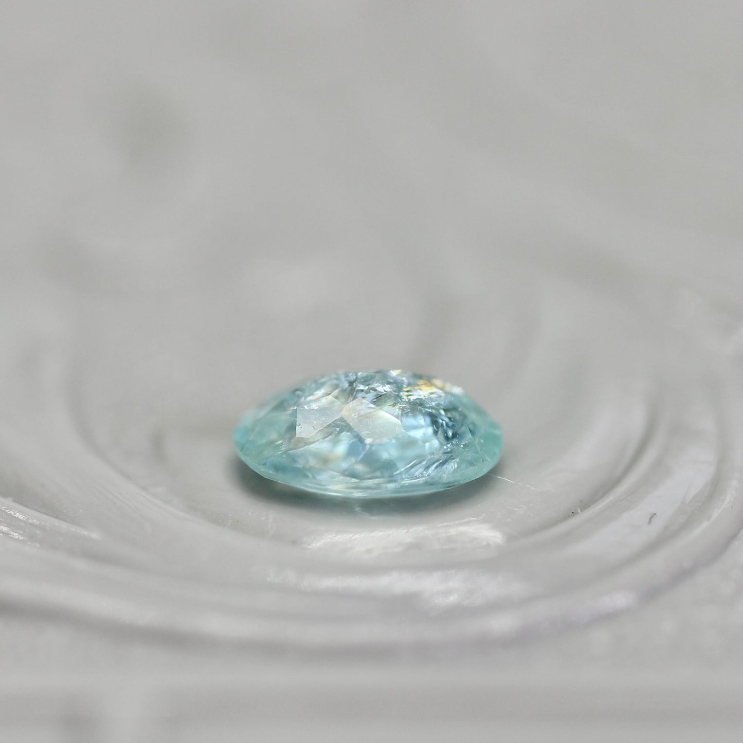 パライバトルマリン モザンビーク産 0.28ct オーバルカット 5.2mm×4.0mm×2.0mm【MJ2740】